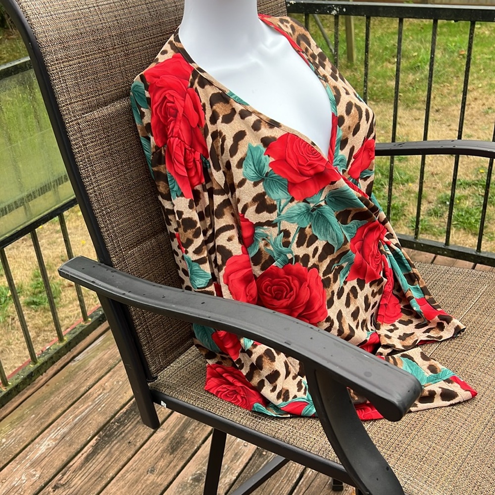 Red Rose and Leopard Print Top. Size XL. $4.99 SHIPPING. - Picture 2 of 3